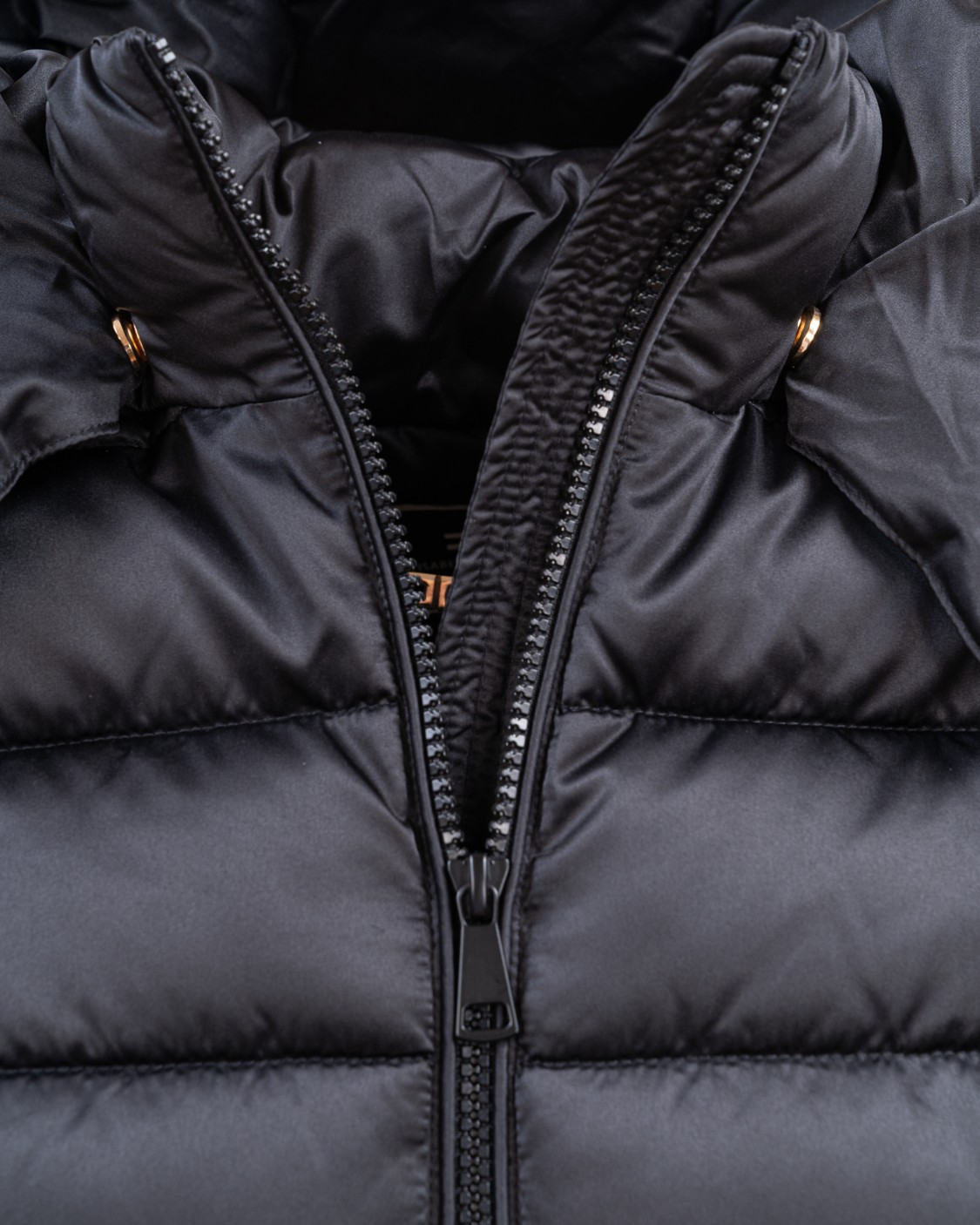 shop ELISABETTA FRANCHI Sales Piumino: Elisabetta Franchi Piumino corto imbottito con cintura in vita.
Sfiancato.
Vela satin con fascia in vita.
Cappuccio removibile.
Bottoni automatici e zip.
Cintura con chiusura logo.
Composizione: 100%Poliestere.
Made in Italy.. PI40H26E2-110 number 5178833